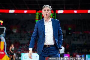 郑导对球队表现给予肯定:每个人都在咬牙坚持 希望大家健康完赛